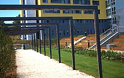 Gestaltung des Hofbereiches zu einem Bürogebäude / Wien, 1999