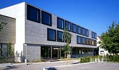 Schulhaus Dorf in 5303 Würenlingen (Architekt: Aeschlimann Prêtre Hasler)