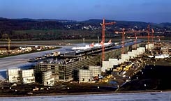 Dock Midfield (Bauherrschaft: Unique Flughafen Zürich AG, 8058 Zürich / Planerteam: ARGE Zayetta / Architekten: Spühler Architekten und Angelil Graham Pfenninger Scholl, Zürich / Bauingenieure: Heyer Kaufmann Partner, Bauingenieure AG, Nicolet Chartrand Knoll / Gebäudetechnik: Amstein + Waltert, Zürich)